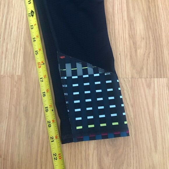 ATHLETA Blue Mesh Geometric Multicolor Zipped Side Pockets Capri Leggings - Picture 4 of 8